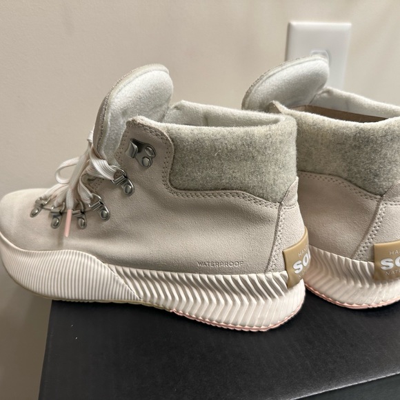 Sorel Women’s Winter Boots - Picture 3 of 5